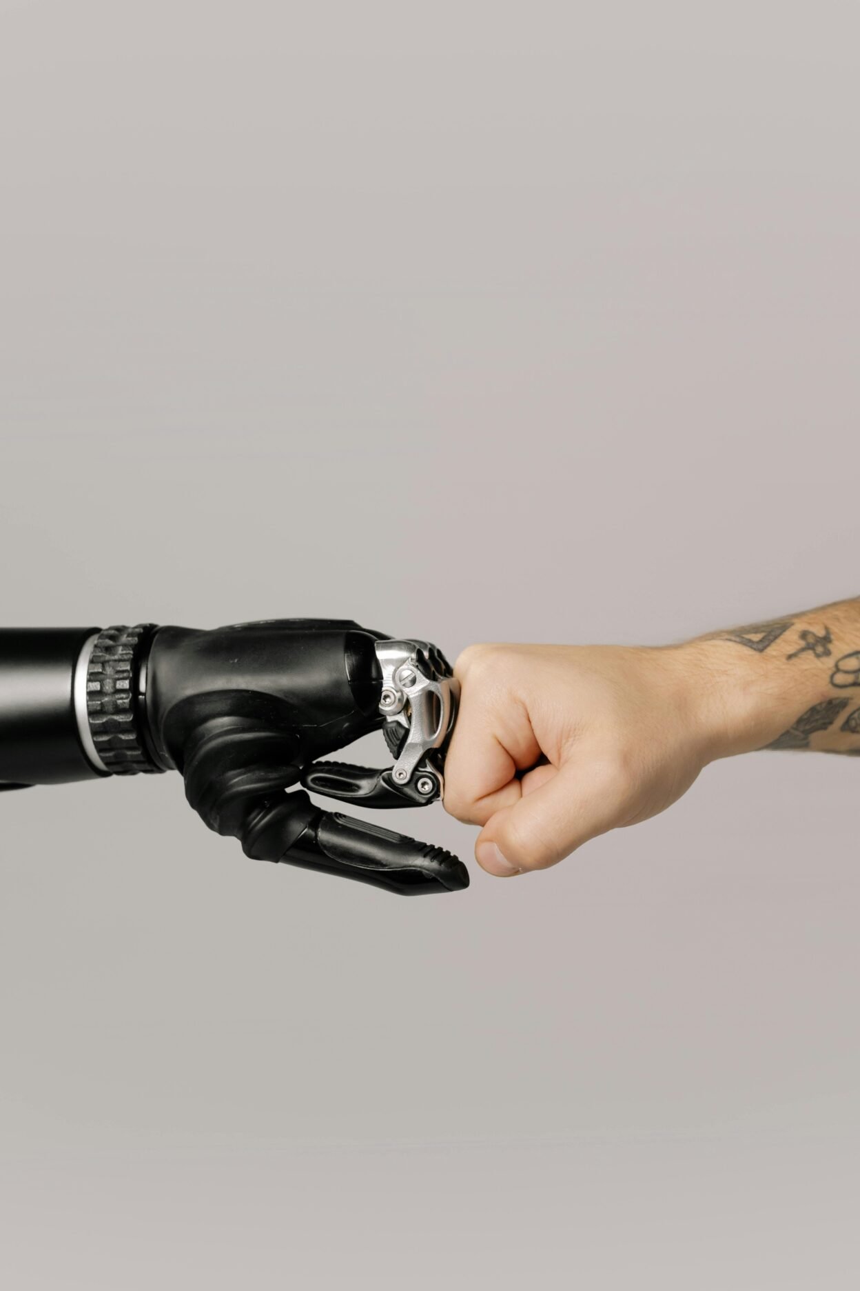 Mãos de humano e robô Crédito: Pexels