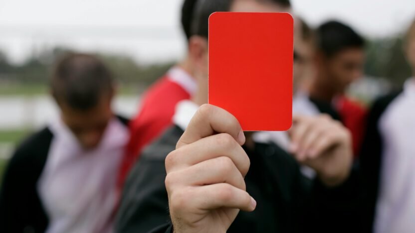 Cartão vermelho - Futebol Crédito: Pexels