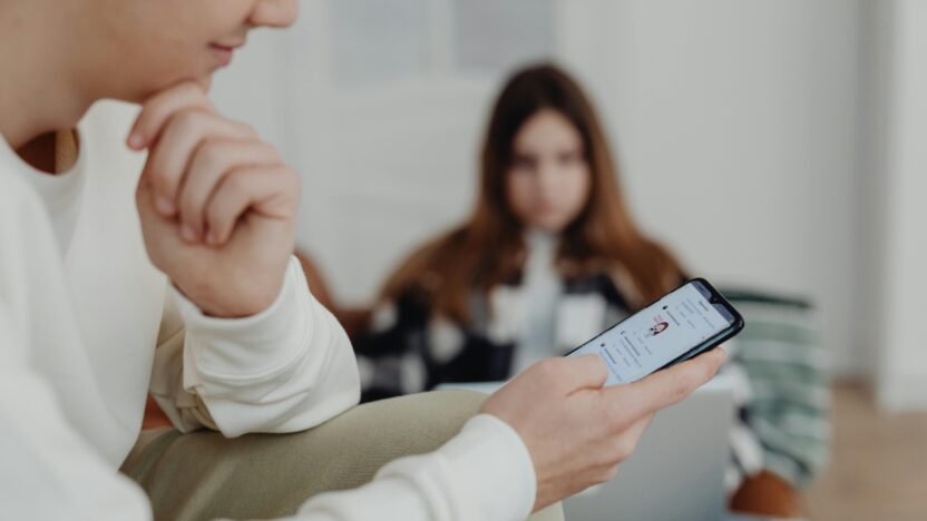 Jovem usando celular Crédito: Pexels